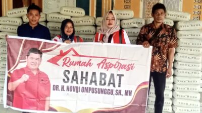 Novri Ompusunggu Serahkan Bantuan 300 Sak Semen Untuk Pembangunan Masjid Al Jami di Nagori Manrayap