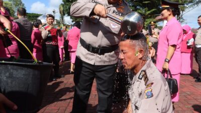 Kapolres Simalungun Pimpin Upacara Kenaikkan Pangkat 47 Personel dan Wisuda 4 Personel Purna Bakti