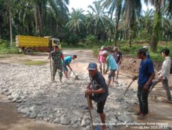 Babinsa Koramil 08/Bangun Ajak Warga Gotong Royong Perbaiki Jalan Alternatif di Huta Sidomulyo