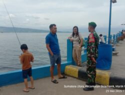 Babinsa Koramil 15/Dolok Pardamean Ingatkan Penumpang Feri di Pelabuhan Tigaras untuk Utamakan Keselamatan