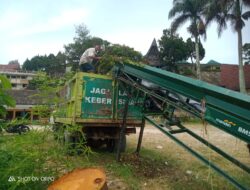 Satgas Kodim 0207/Simalungun Angkat 78 Ton Eceng Gondok dari Danau Toba dalam Sehari
