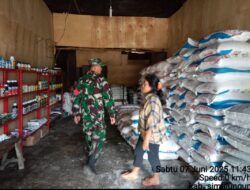 Babinsa Koramil 09/Tiga Balata Aktif Jalin Komsos, Pastikan Stok Pupuk dan Pestisida Aman untuk Petani