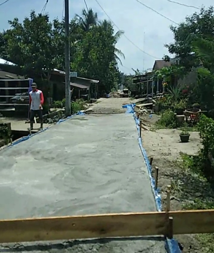 Tampak permukaan tidak rata sehingga kuat dugaan asal jadi