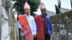 Wabup Samosir Sambut Wamen PPN/Wakil Kepala Bappenas Kunjungi Samosir di Huta Siallagan dan Serahkan Proposal Pengembangan Daya Tarik Wisata Baru