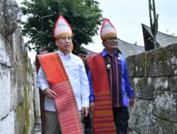 Wabup Samosir Sambut Wamen PPN/Wakil Kepala Bappenas Kunjungi Samosir di Huta Siallagan dan Serahkan Proposal Pengembangan Daya Tarik Wisata Baru