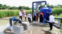 Tim UK FCDO, Bapperida Sumut dan Pemkab Samosir Tinjau Implementasi Pompa Air Tenaga Surya di Kabupaten Samosir